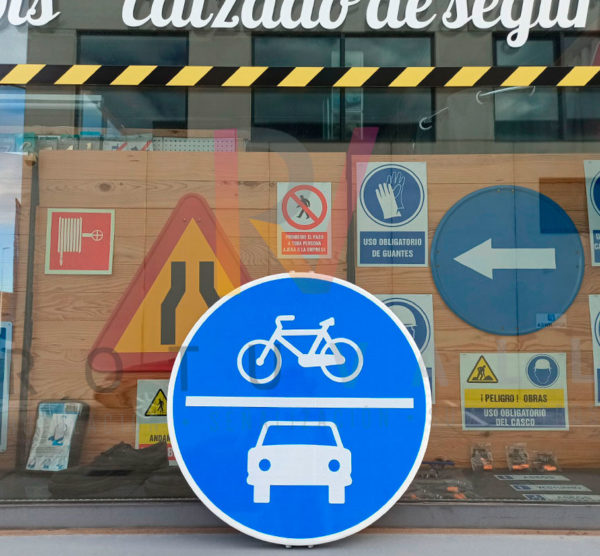 Señal de obligación calzada compartida automóviles y bicicletas