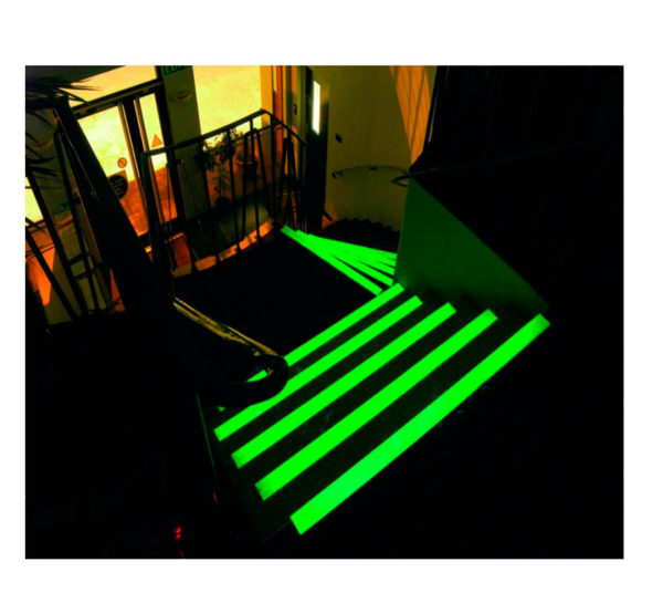 Cinta adhesiva antideslizante fotoluminiscente pegada en los escalones de una escalera