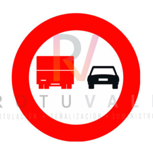 Señal de tráfico R-306 que prohíbe adelantar para camiones
