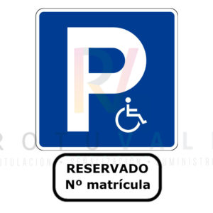 Señal-aparcamiento-movilidad-reducida-con-panel-complementario-personalizado-matricula