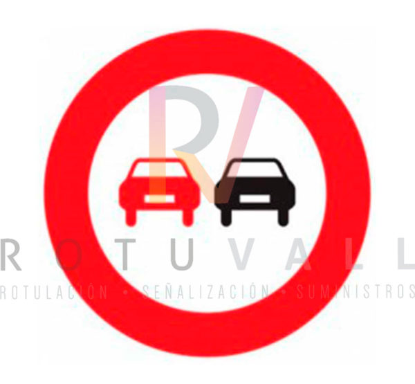 Señal de tráfico R-305 prohibido adelantar a todos los vehículos