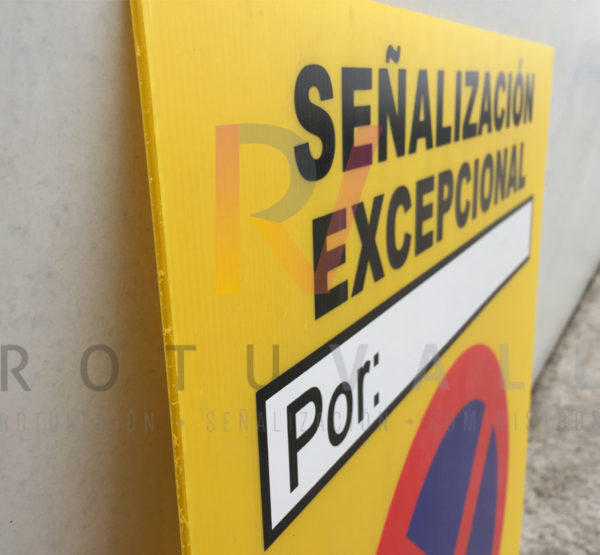 Detalle del cartel prohibido aparcar y estacionar día y hora excepcionales material polipropileno