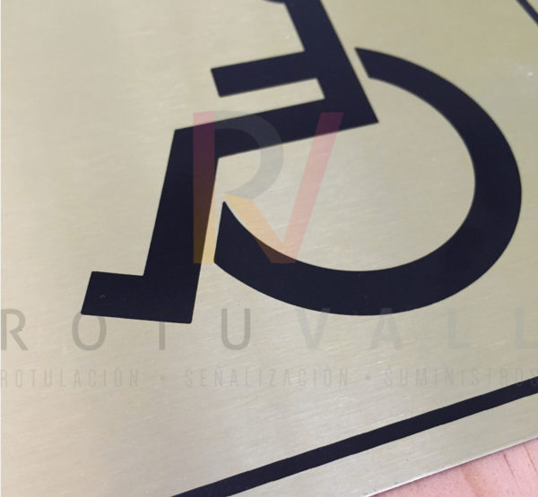 Placa minusválidos dorada aluminio detalle
