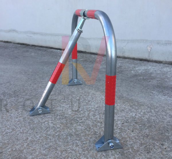 barrera aparcamiento abatible acero bandas réflex