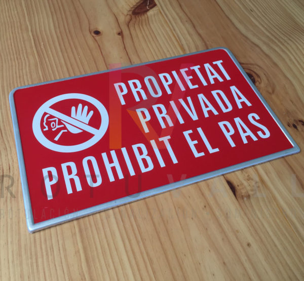 Placa propiedad privada prohibido el paso en Catalán