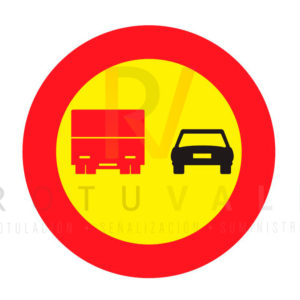Señal de tráfico TR-306 adelantamiento prohibido a camiones