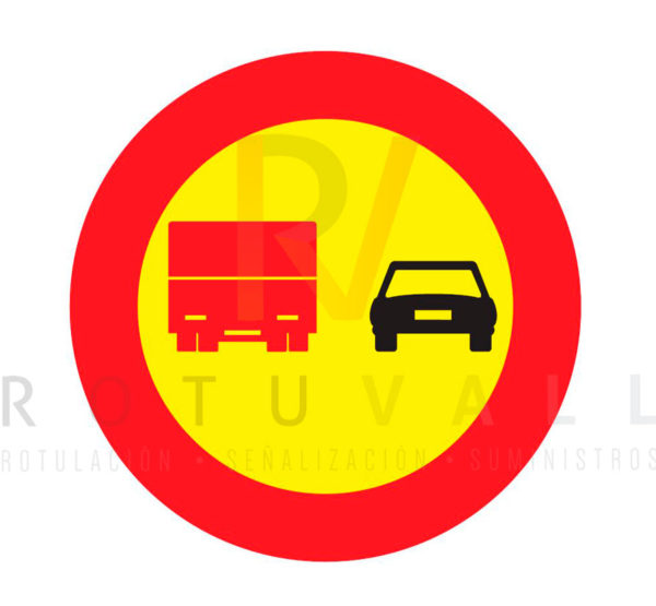 Señal de tráfico TR-306 adelantamiento prohibido a camiones