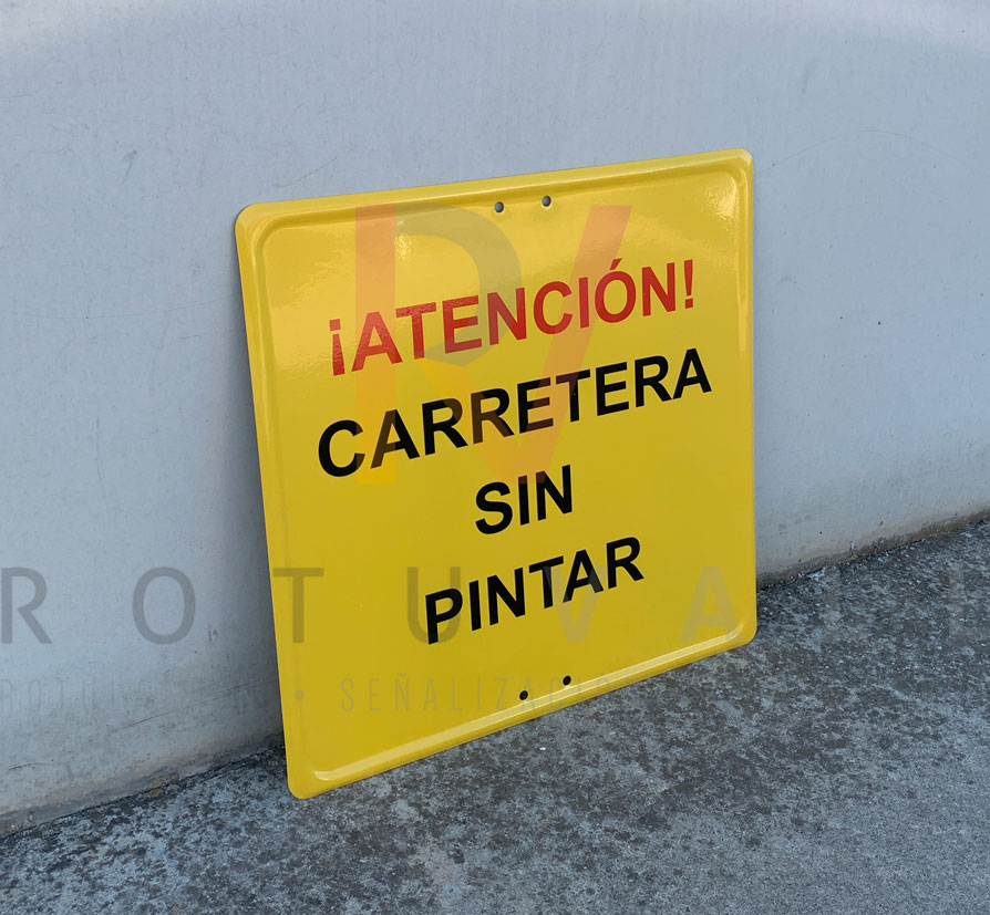 Señal amarilla para obras Atención carretera sin pintar