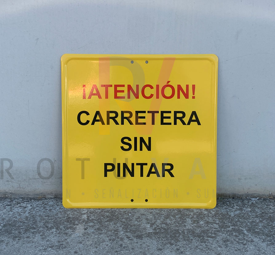 Señal para obras Atención carretera sin pintar