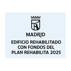 Placa-informativa-plan-rehabilita-Madrid-fachada-edificio-rehabilitado-fondos